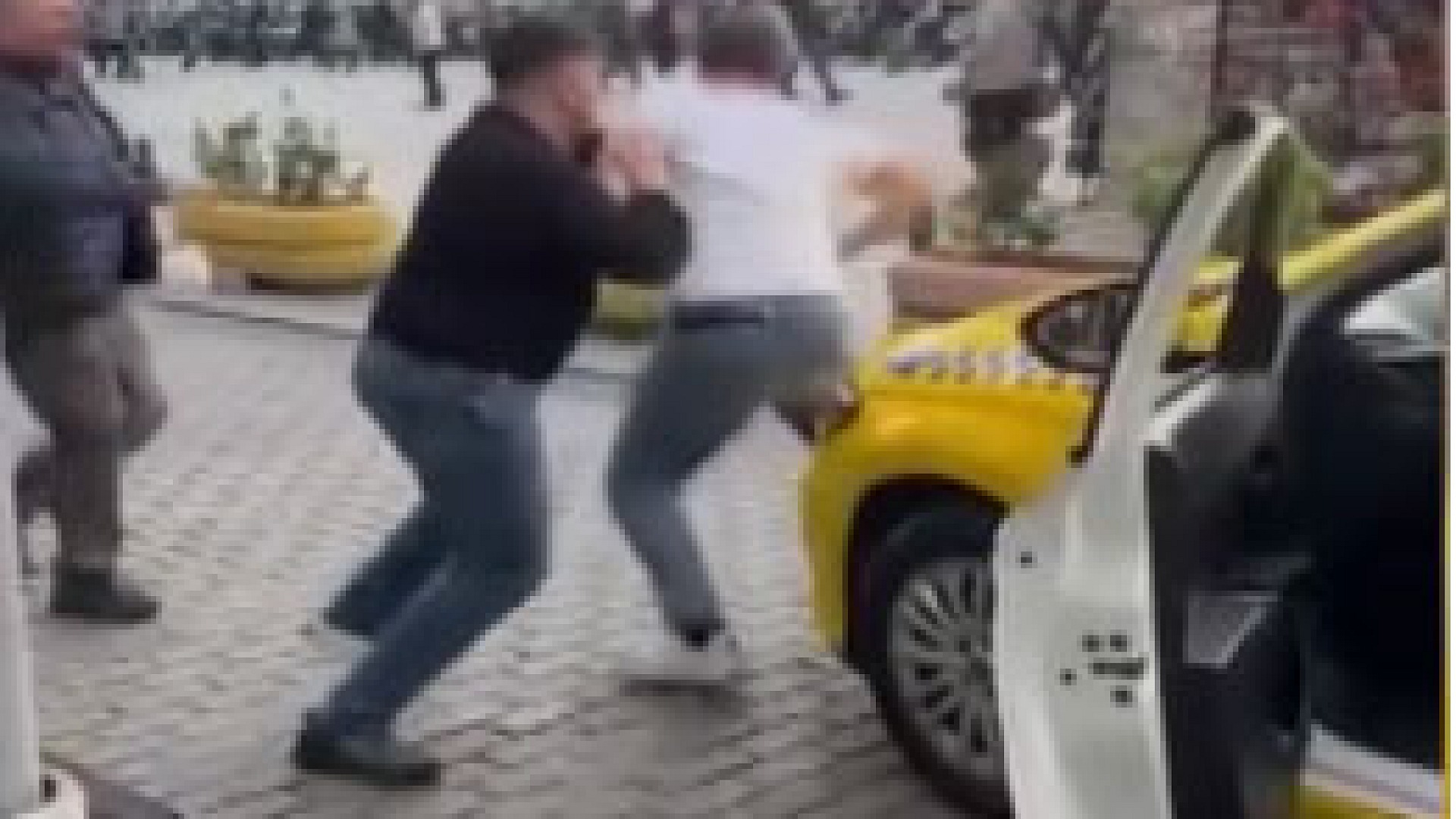 Taksiciler arasında kavga İstanbul'da ringe döndü