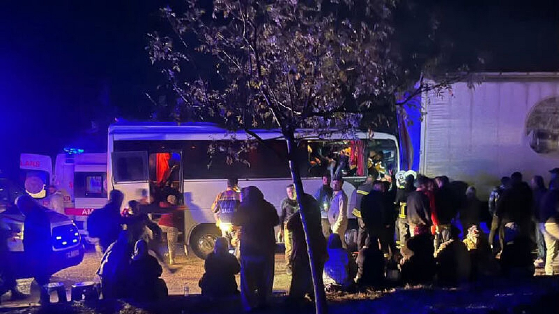 Tarım işçilerini taşıyan midibüs ile TIR çarpıştı: 17 yaralı