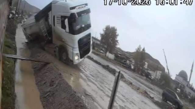 Taş yüklü tır, yol vermek isterken kanala devrildi