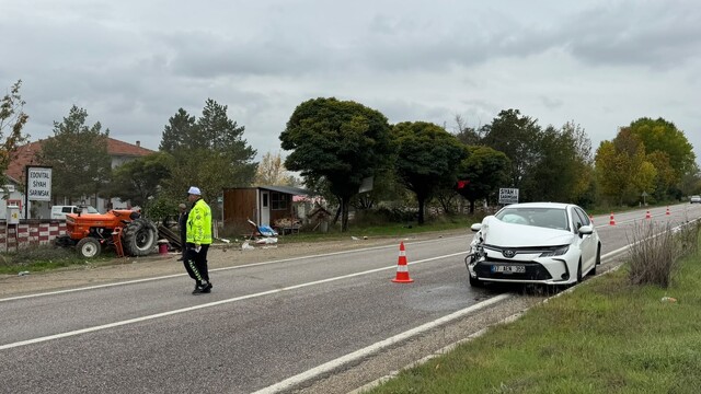 Taşköprü'de traktöre çarpan otomobilin sürücüsü yaralandı