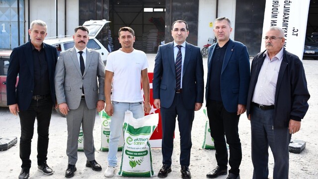 Tavşanlı'da 8 bin 350 kilogram yem bezelyesi dağıtıldı