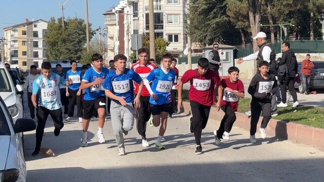 Tavşanlı'daki Cumhuriyet koşusunda gençler ter döktü