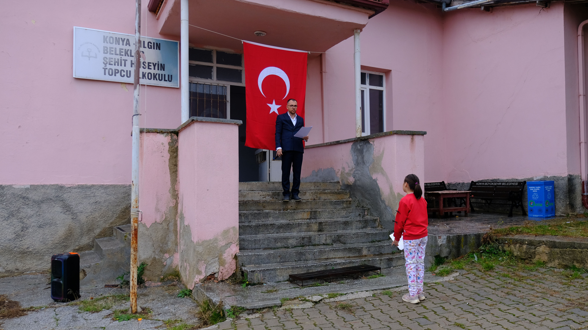 Tek öğrenci ve öğretmenden Cumhuriyet Bayramı kutlaması