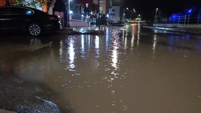 Tekirdağ'da sağanak yağış cadde ve sokakları su bastı