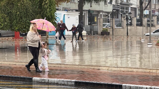 Tekirdağ'da sağanak yağmur hayatı olumsuz etkiledi