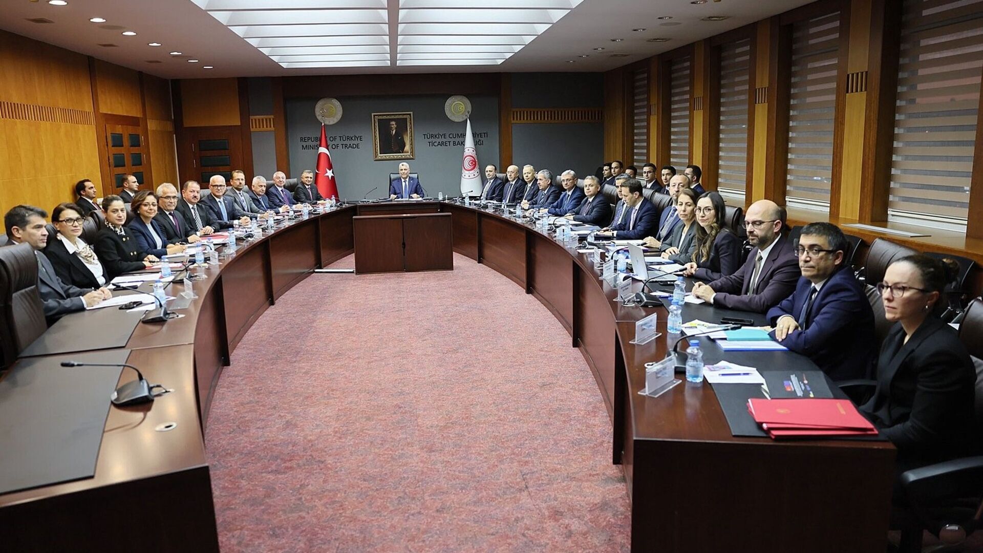 Ticaret Bakanı Bolat, otomotiv sektörüyle buluştu