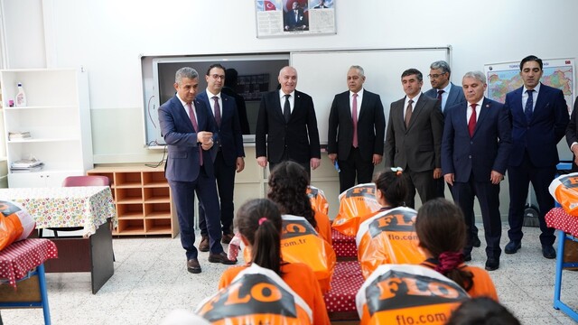 TOBB ve ETSO, 250 öğrenciye bot ve mont dağıttı