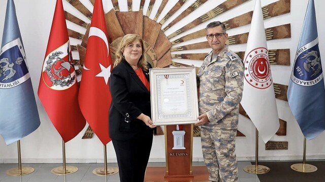 Tuğgeneral Mustafa Baş'a Kızılay'dan Kurumsal Gümüş Madalya