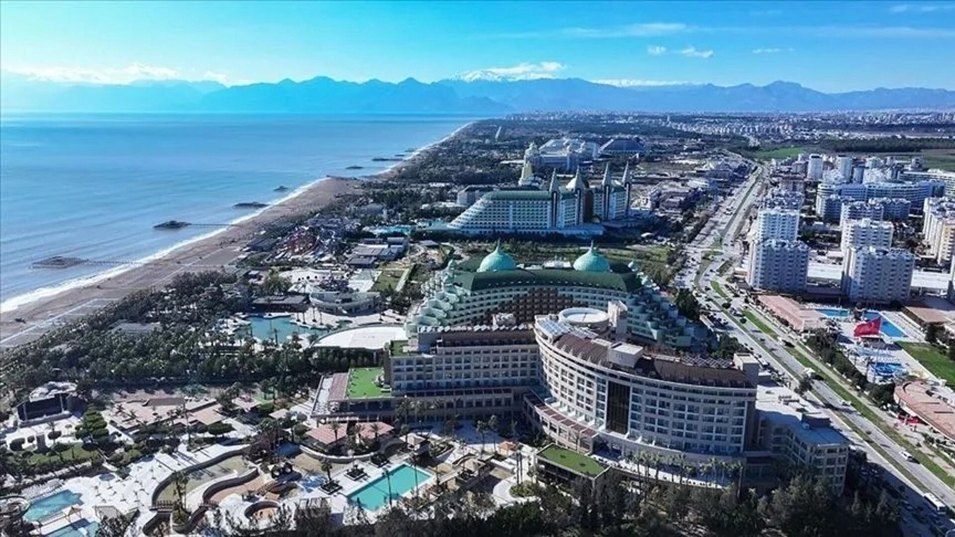 Turizm geliri 25,5 milyar dolara ulaştı, ziyaretçi düştü