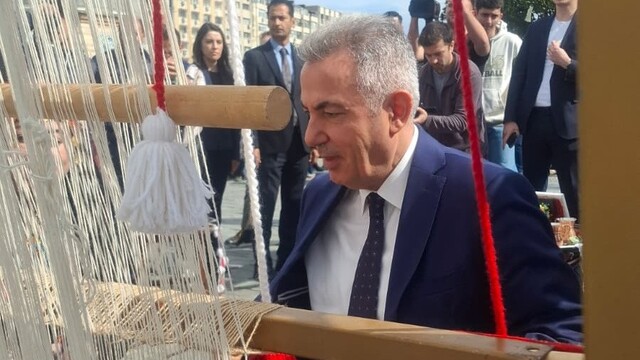 Türk bayrağı dokuma etkinliği başladı, ilmek Vali Elban'dan