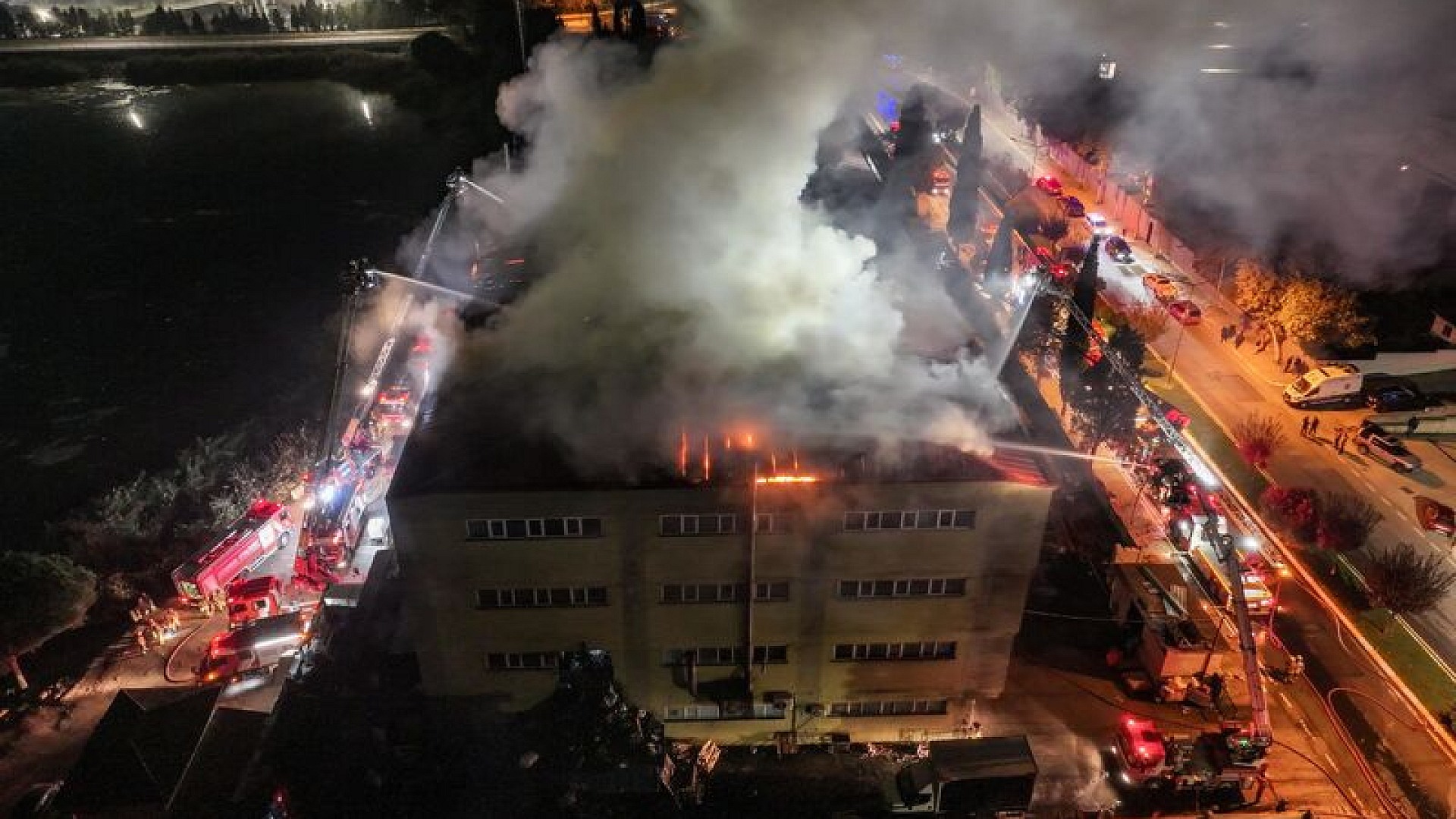 Tuzla'daki ayakkabı fabrikasında yangın çıktı