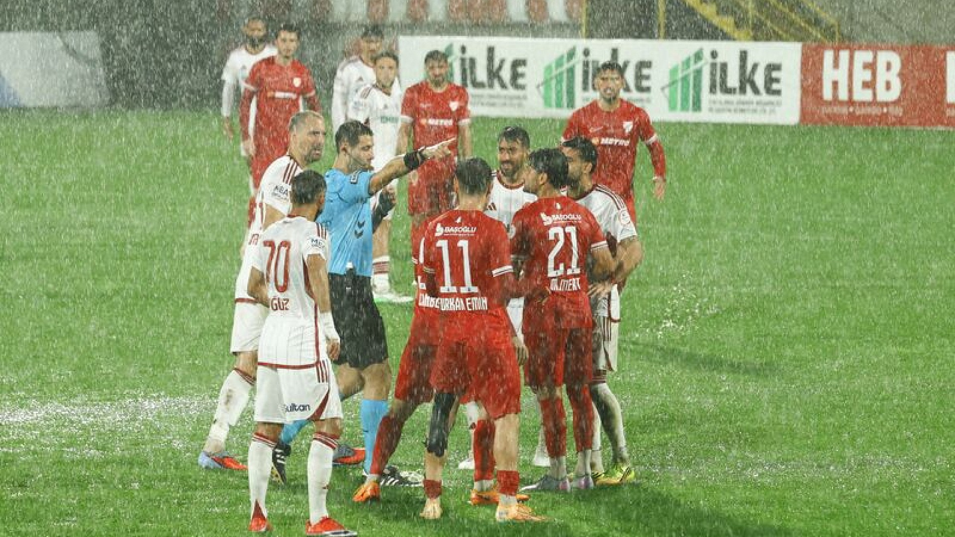 Ümraniyespor-Boluspor maçında yağmur nedeniyle ara verildi