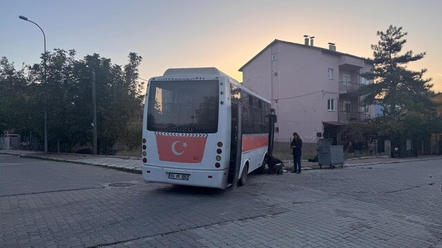 Uşak’ta midibüs ile otomobil çarpıştı: 4'ü çocuk 7 yaralı