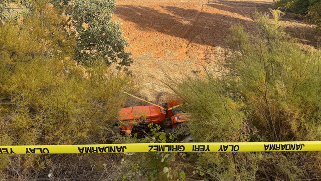 Uşak'ta tarlaya devrilen traktörde sürücü yaşamını yitirdi