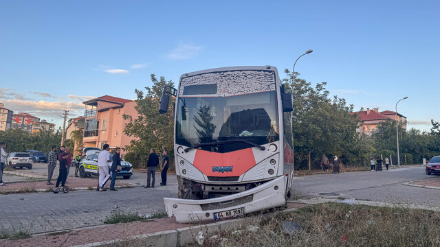 Uşak'ta yolcu midibüsü ve otomobil çarpıştı: 7 yaralı