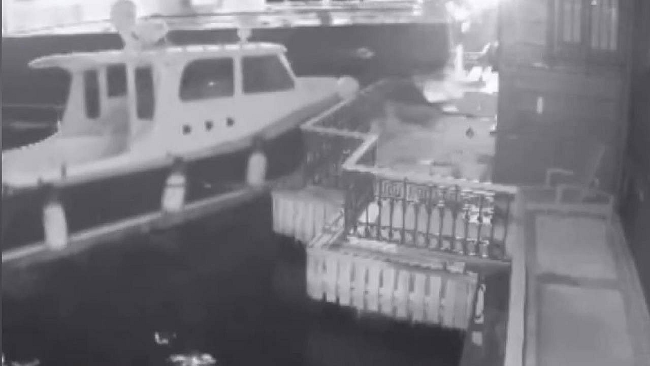 Üsküdar'da yolcu vapuru yalıya çarptı