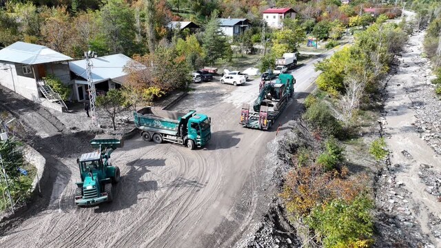 Uzundere'de sel ve rusubat birikintilerine DSİ müdahale etti