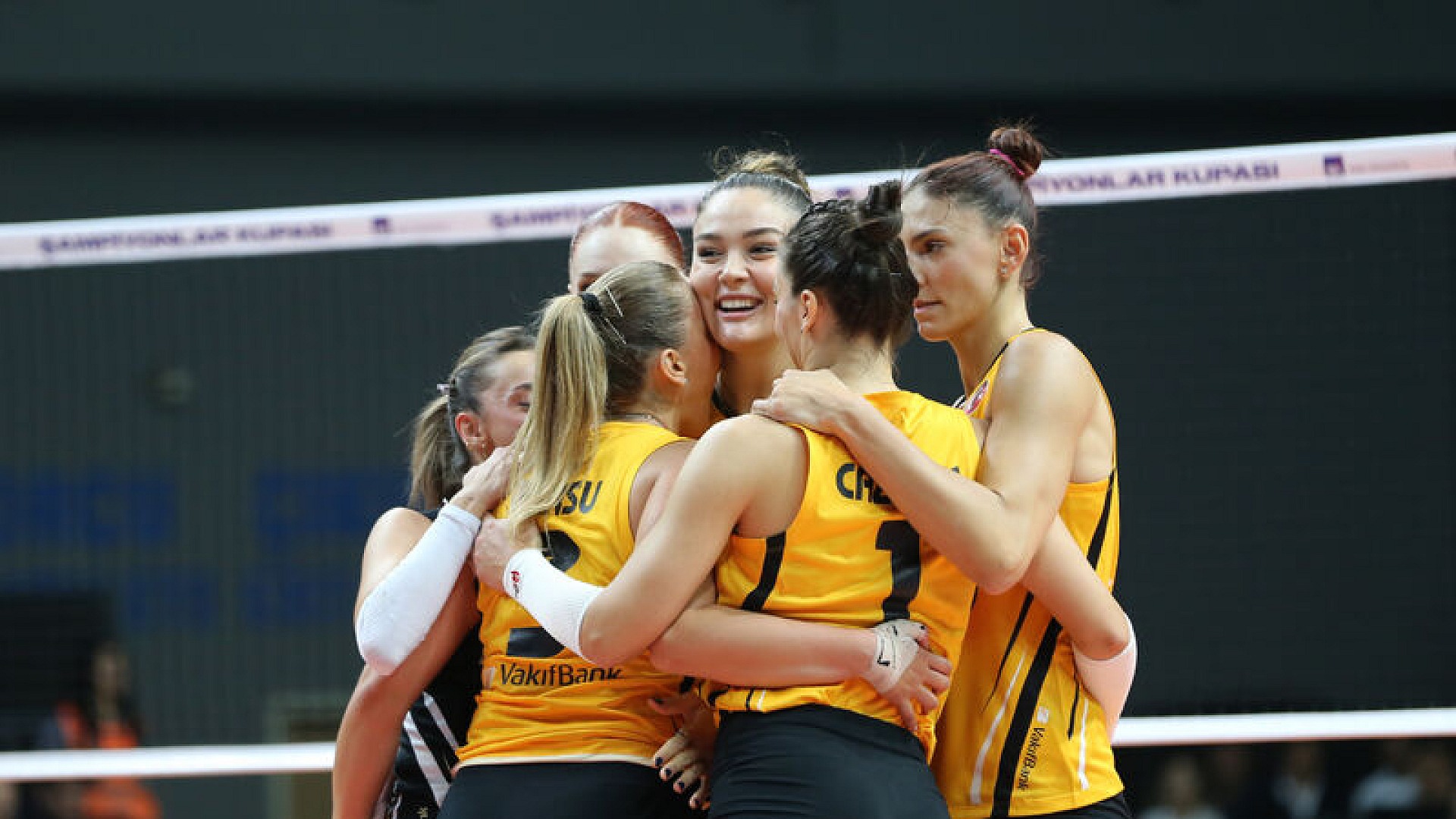 VakıfBank, Eczacıbaşı'nı dev maçta 3-2 yendi