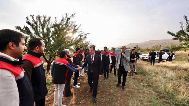 Vali Ahmet Karakaya, Güroymak'ta badem hasadına katıldı