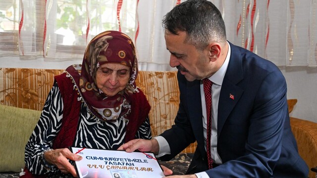 Vali Aktaş, Cumhuriyet Bayramı'nda vatandaşları ziyaret etti