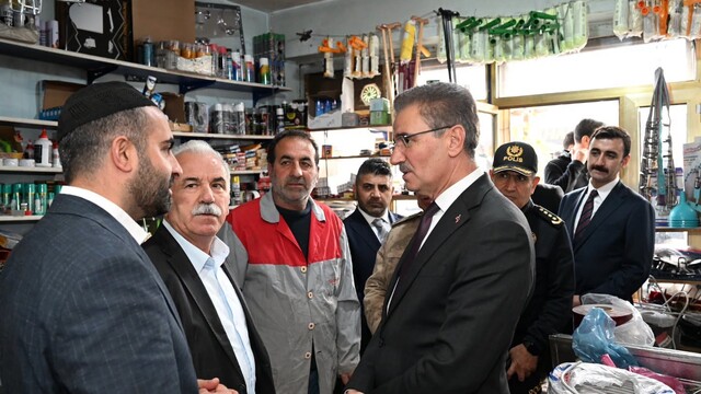 Vali Baruş, Karayazı'da esnaf ve vatandaşlarla buluştu