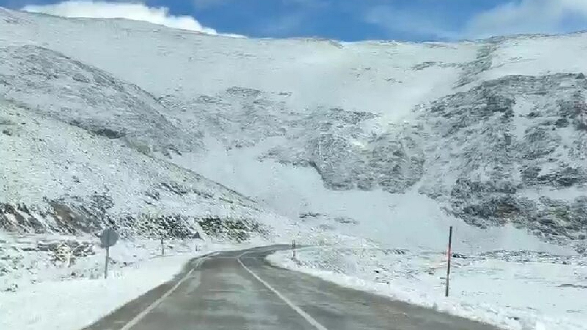Van-Bahçesaray yolunda mevsimin ilk kar yağışı etkili oldu