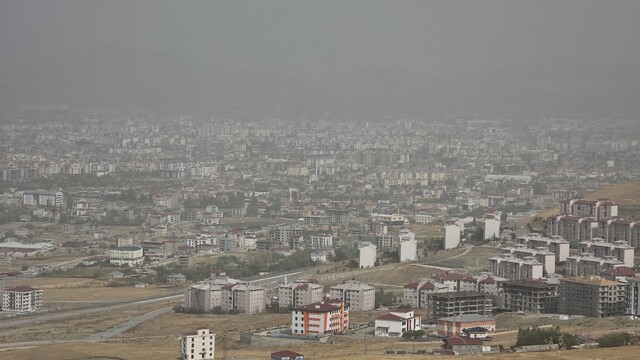 Van'da etkili olan toz taşınımı görüş mesafesini düşürdü