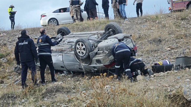 Van'da kontrolden çıkan otomobil takla attı, 2 yaralı