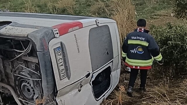 Van'da minibüs devrildi: 6 yaralı hastaneye kaldırıldı