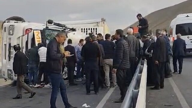 Van'da tır devrildi: 1 yaralı