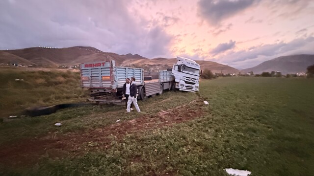 Van'da tırın şarampole devrilmesi sonucu 2 kişi yaralandı
