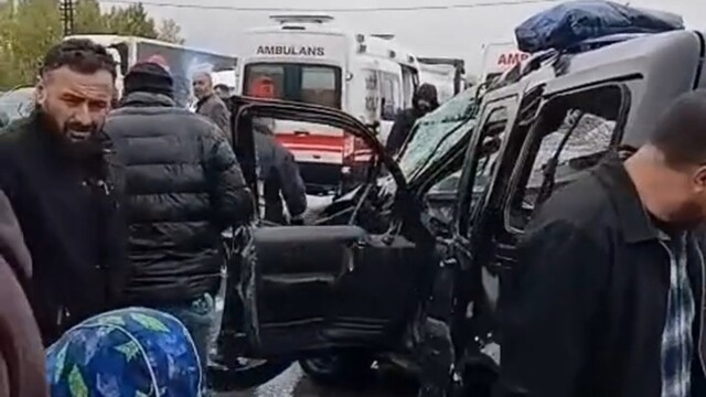 Van'da tırla hafif ticari araç çarpıştı: 2 yaralı