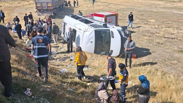 Van'da yolcu minibüsü ile TIR çarpıştı: 1 ağır, 11 yaralı