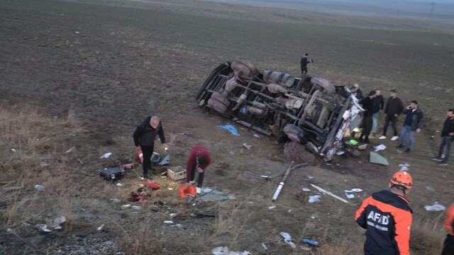 Van'da zincirleme trafik kazasında 10 kişi yaralandı