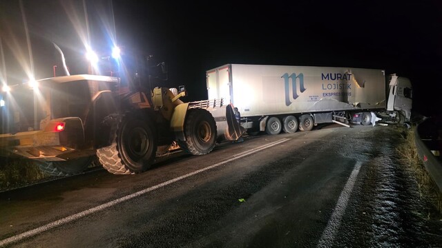 Van-Hakkari yolunda tır kazası nedeniyle trafik durdu