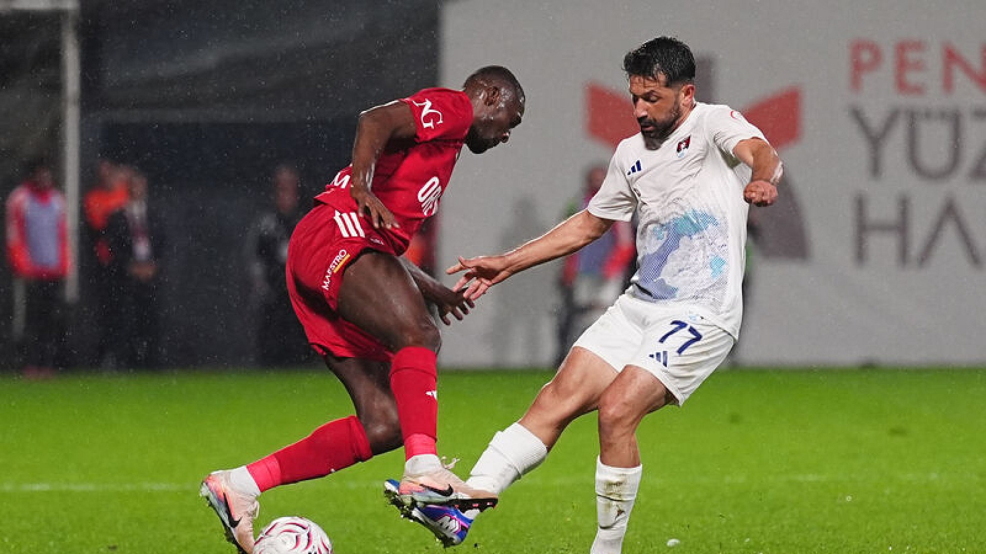 Van Spor FK, Pendikspor'u 2-1 mağlup ederek galibiyet aldı