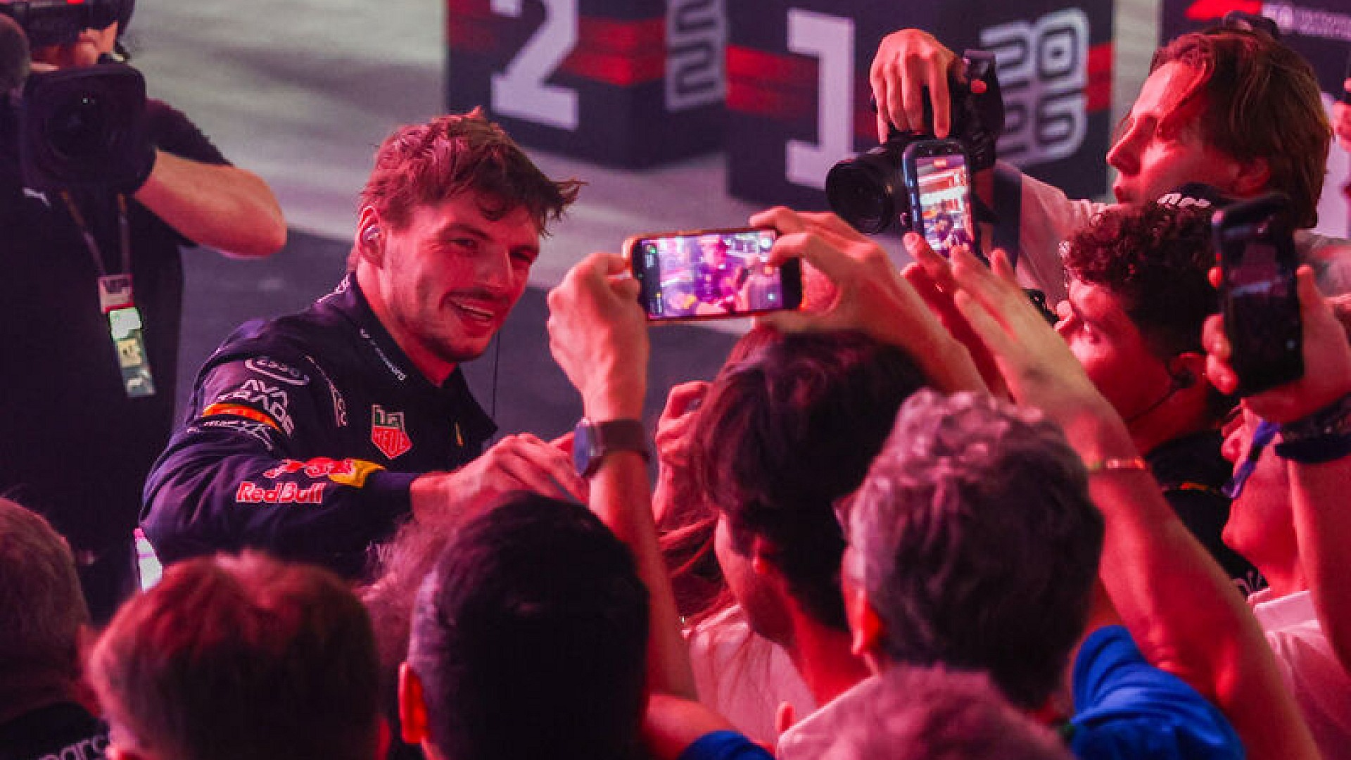 Verstappen, Singapur'da sezonun 18. yarışını kazandı