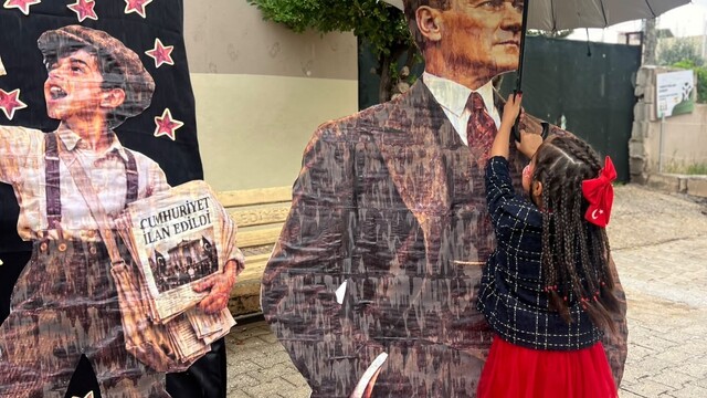Yağmurda Atatürk'ün maketini koruyan kız yürekleri ısıttı
