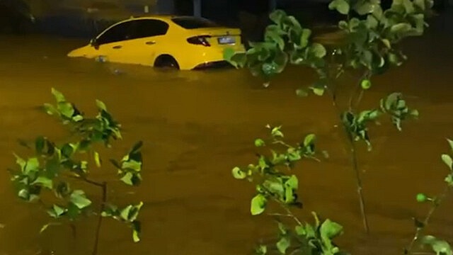 Yalova'da sağanak yağış dereleri taşırdı, araçlar sürüklendi