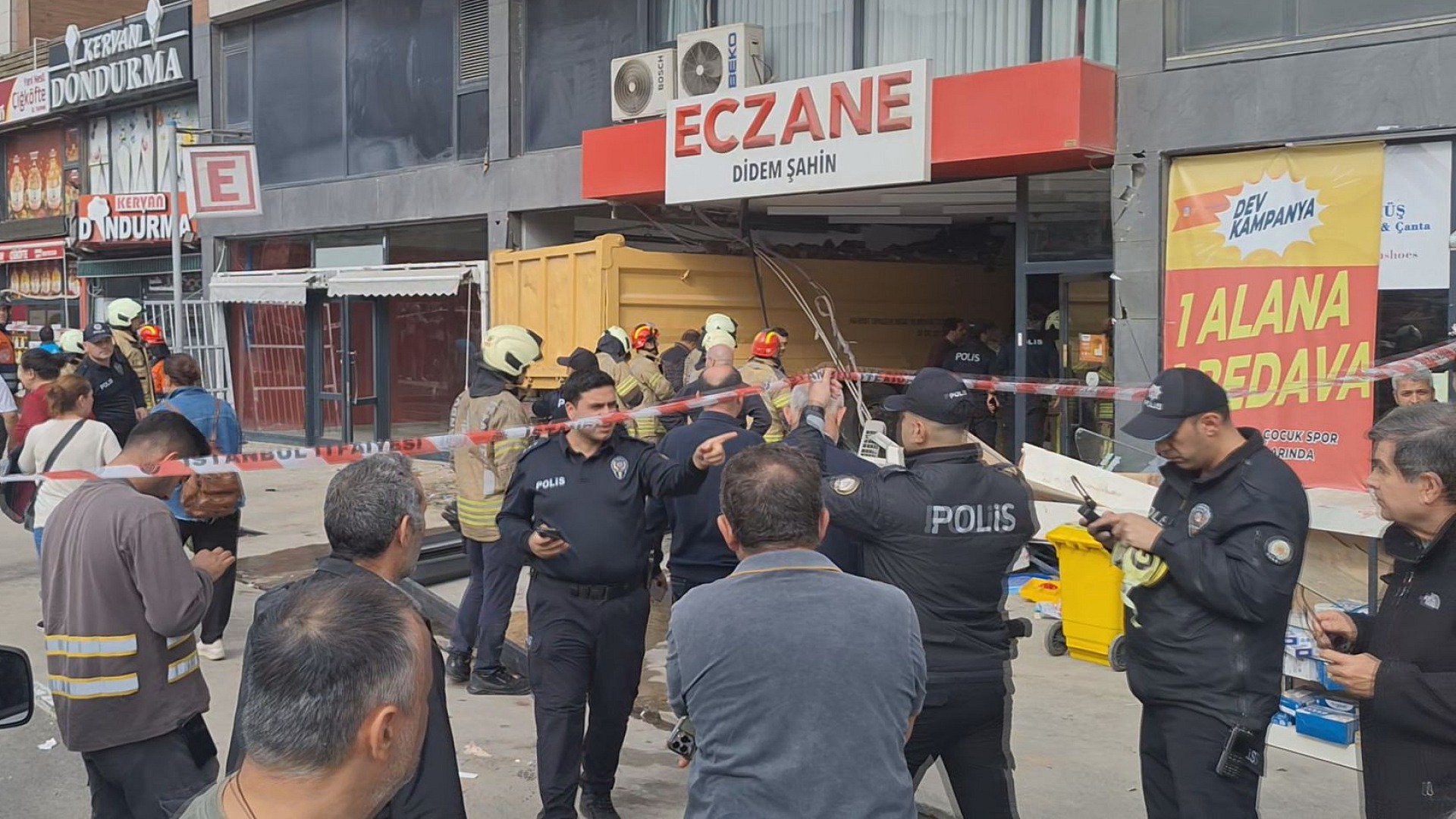 Yaralılar var! Pendik'te kamyon eczaneye daldı