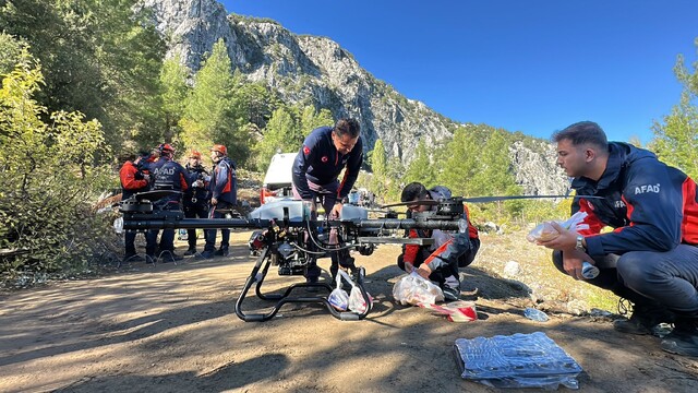 Yazılı Kanyon'da mahsur kalanlara dron ile erzak gönderildi