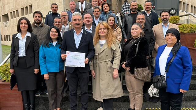 Yeni Parti Bursa İl Başkanı Nihat Yeşiltaş mazbatasını aldı