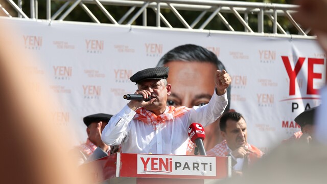 Özgür Özel, Manisa'da üzüm üreticileriyle buluştu