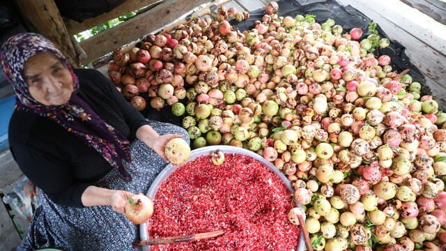 Yeter nine, nar ekşisi geleneğini aileyle sürdürüyor