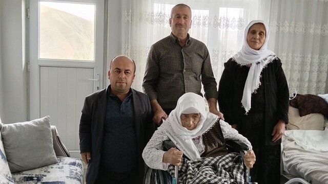 Yüksekova'da Hatun Teyze'ye tekerlekli sandalye desteği