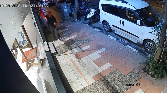 Yunusemre'de Türk bayrağını yere atan kişi aranıyor