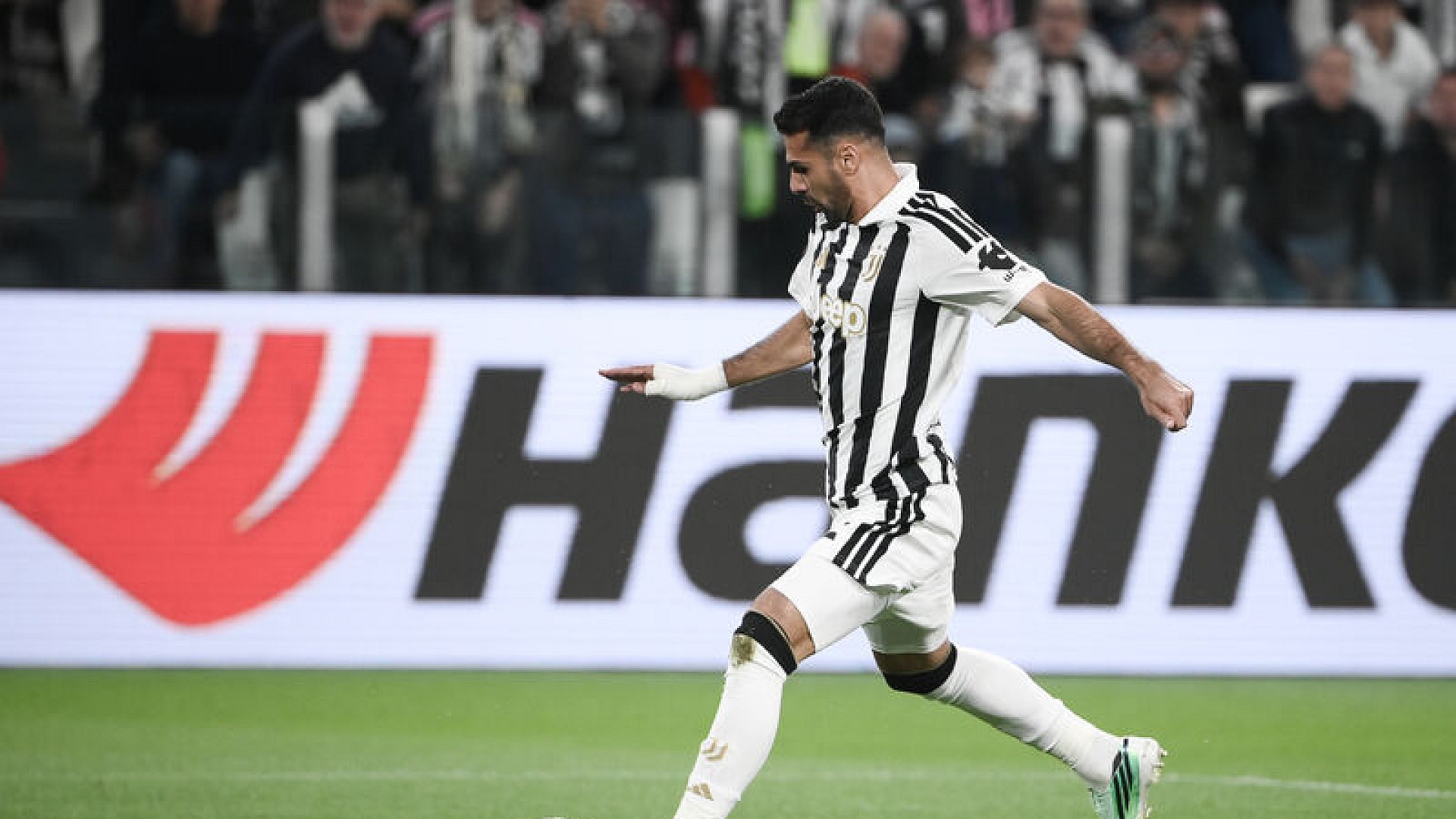 Zeki Çelik'in golü Juventus'un puanını artırdı