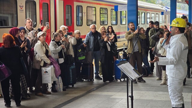 Turistik Karaelmas Ekspresi'ni madenci korosu karşıladı