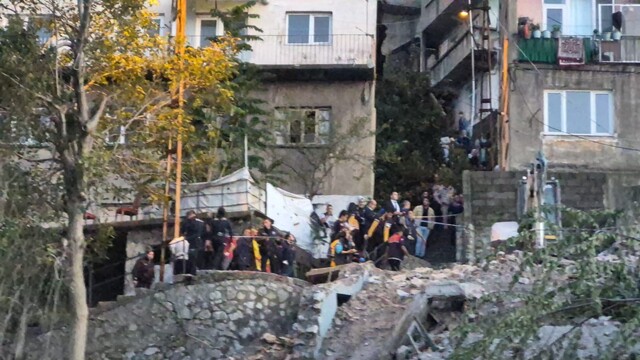 Zonguldak'ta 3 katlı bina çöktü, 1 kişi kurtarıldı