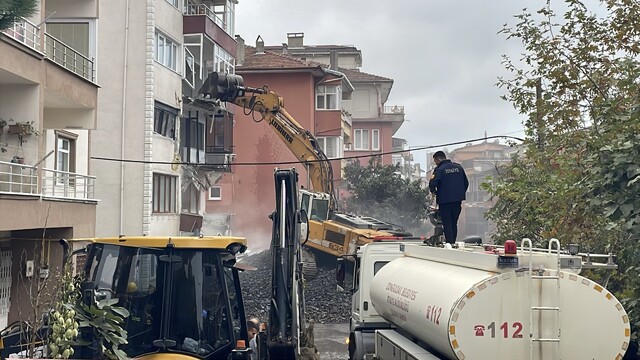 Zonguldak'ta çatlaklar nedeniyle yıkımına başlanan bina